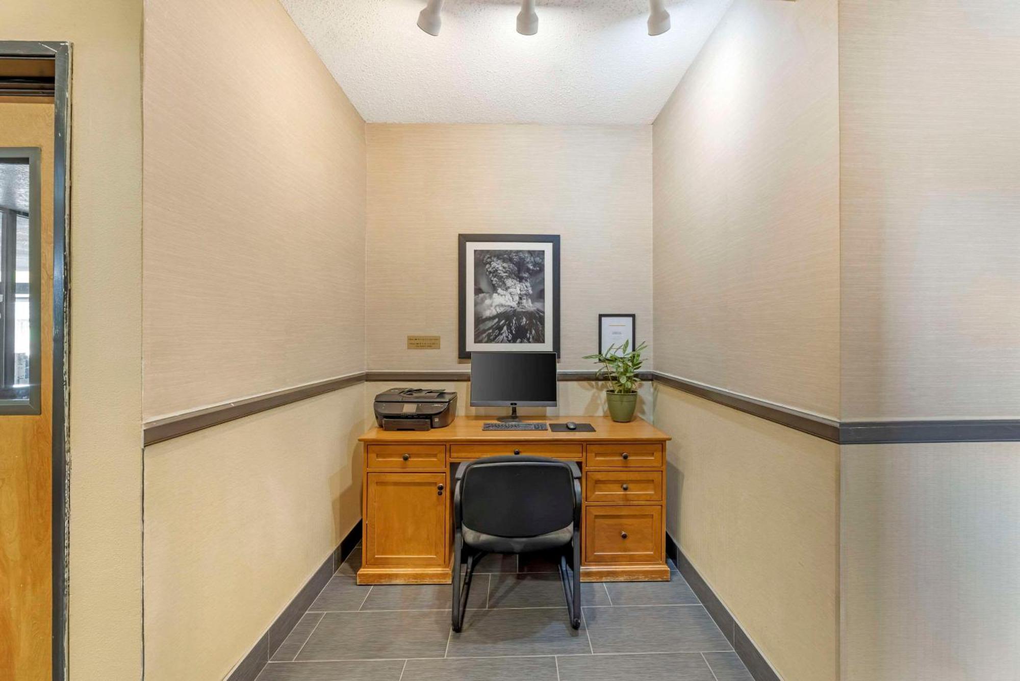Comfort Suites Near Vancouver Mall מראה חיצוני תמונה