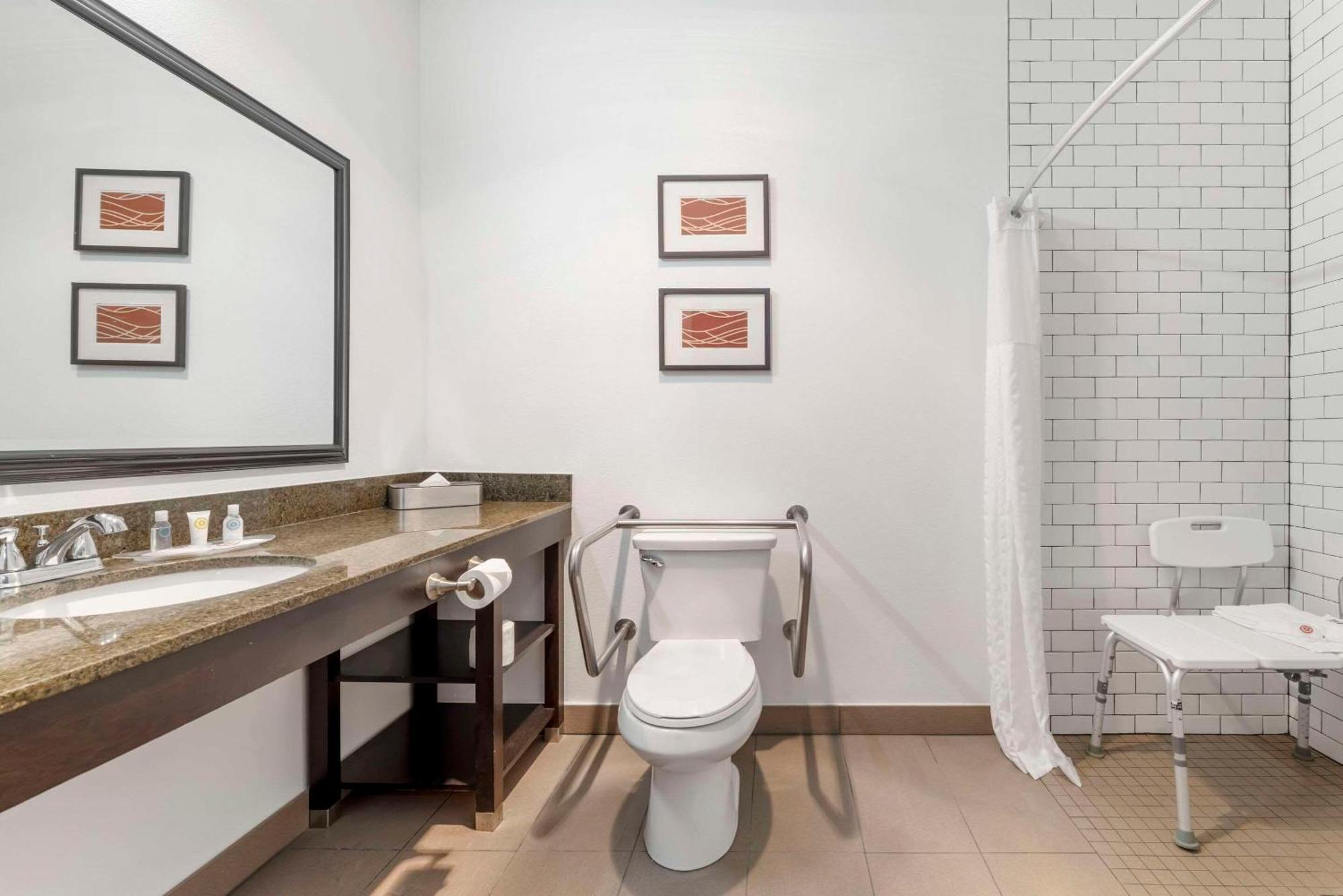 Comfort Suites Near Vancouver Mall מראה חיצוני תמונה