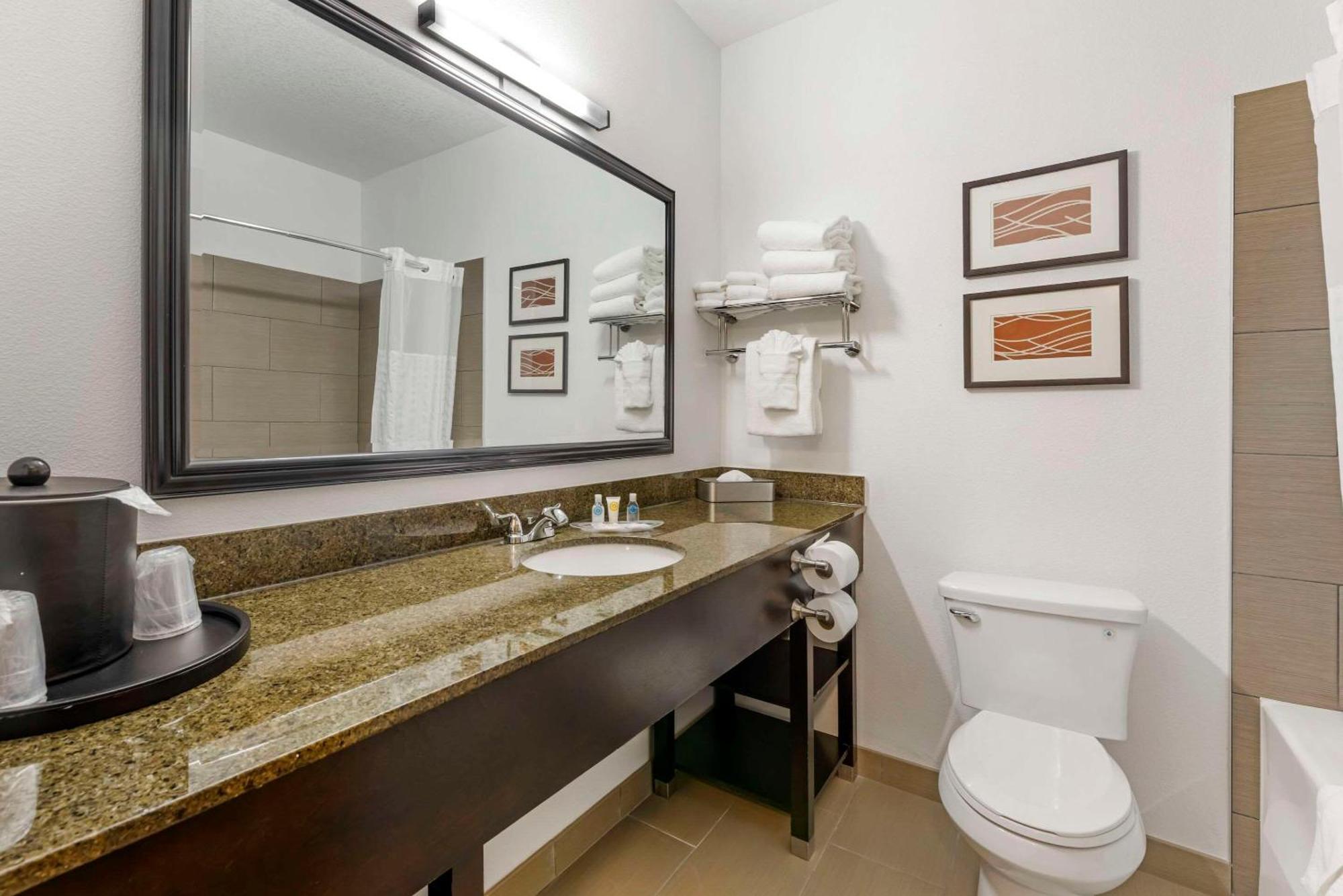 Comfort Suites Near Vancouver Mall מראה חיצוני תמונה