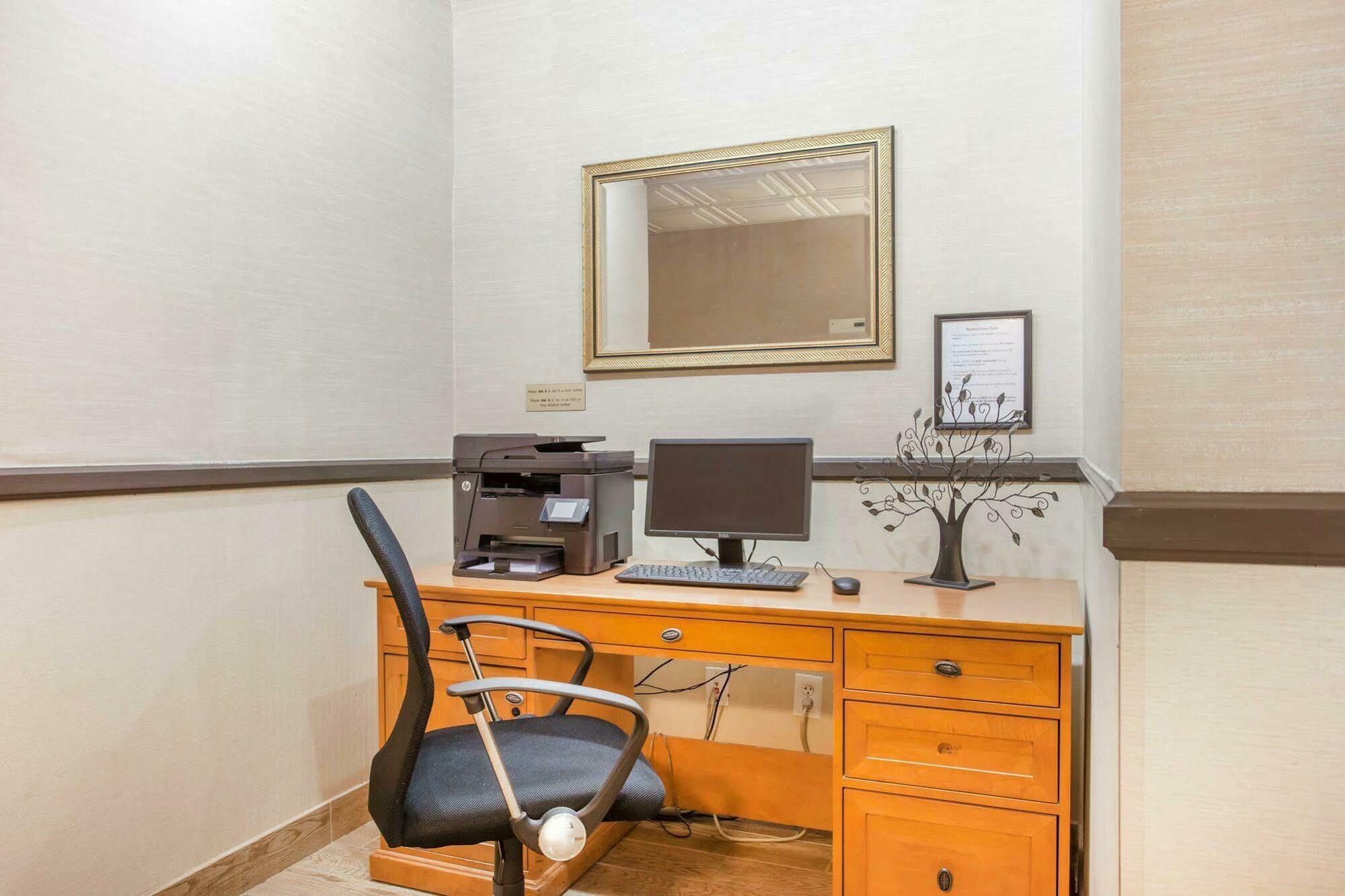 Comfort Suites Near Vancouver Mall מראה חיצוני תמונה